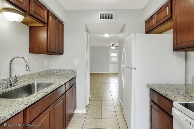 Building Photo - ***Flexible Move-In Specials Available!! Cute 2 Bedroom Apartment in Eagle Lake