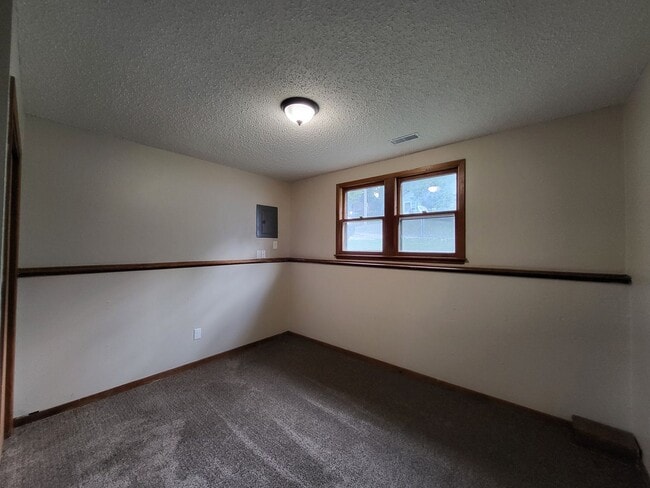 Building Photo - Spacious 4 bedroom home!