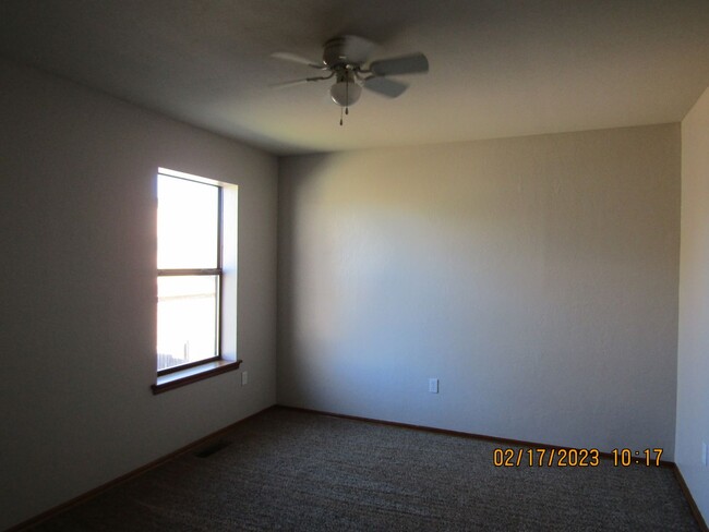 Building Photo - Crown Pointe Area!! PETS ARE NEGOTIABLE WI...