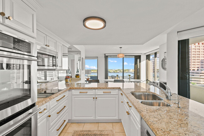 Building Photo - 529 S Flagler Dr