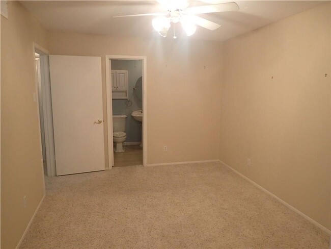 Building Photo - 2 Bedroom 2 Bath Condo in Uptown near Katy...