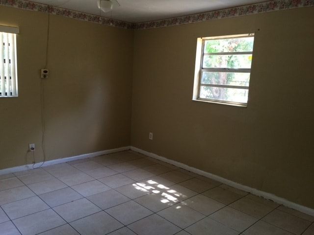 Building Photo - Large 6-2 house with new central air