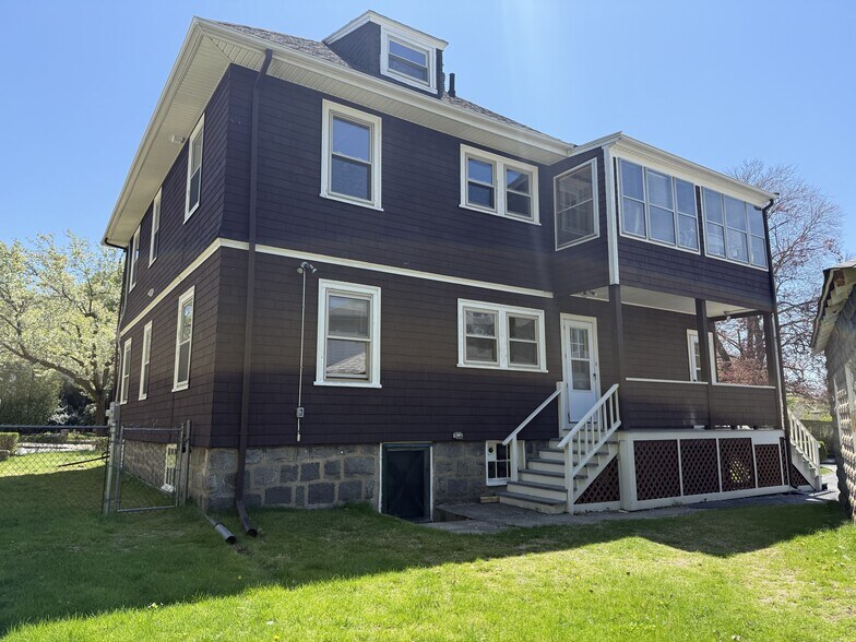 Building Photo - 585 High St