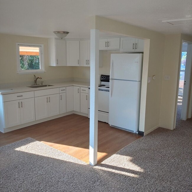 Building Photo - Upgraded 1 Bed 1 Bath Blocks from Evergree...