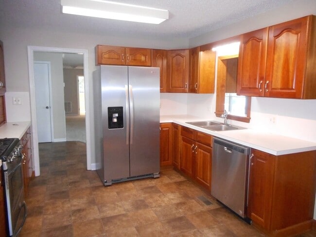 Building Photo - Enjoy Lakefront Luxury Year Round!
