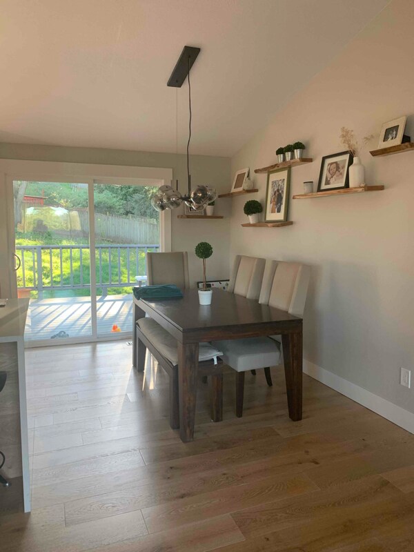 Building Photo - 104 NW Royal Ct