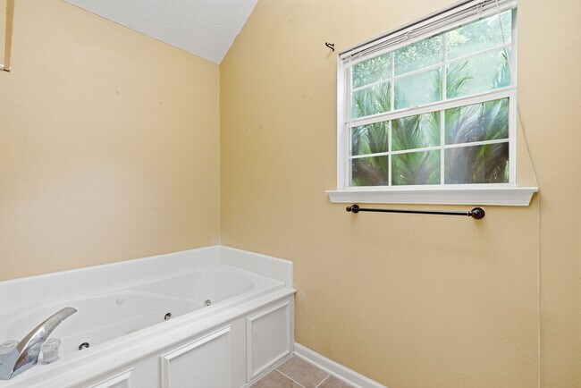 Building Photo - 121 Mill Ct