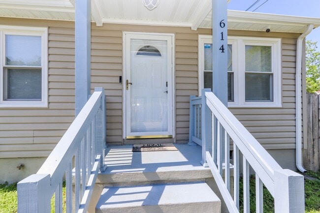 Building Photo - 614 Sedgefield Dr