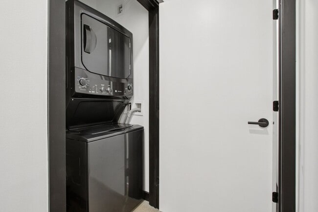Building Photo - Urban 1-bedroom/ 1-bath Corner Unit in City Park West- Total Monthly Cost With Mandatory Fees ($1...