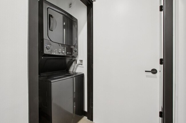 Building Photo - Urban 1-bedroom/ 1-bath Corner Unit in City Park West