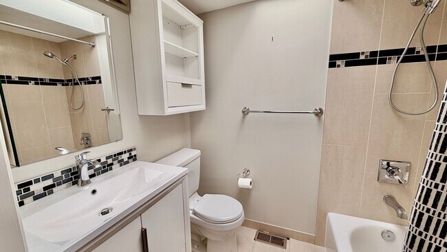 Building Photo - Spacious 4BR Bellevue Home with A/C, Office & Private Yard Near Microsoft