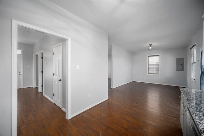 Building Photo - 931 W Leigh St