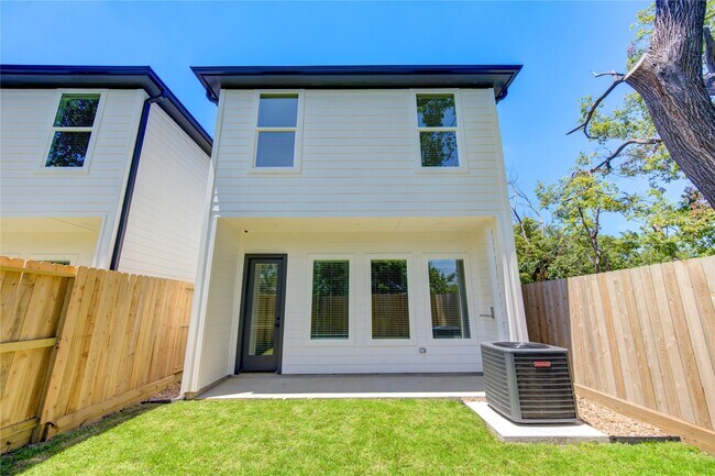 Building Photo - 2708 Noble St