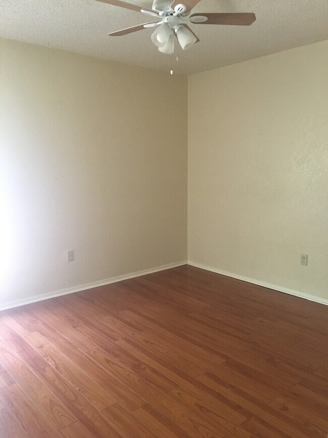 Building Photo - Cute 3/2 Duplex