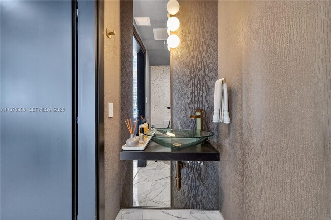 Building Photo - 200 Biscayne Blvd Way