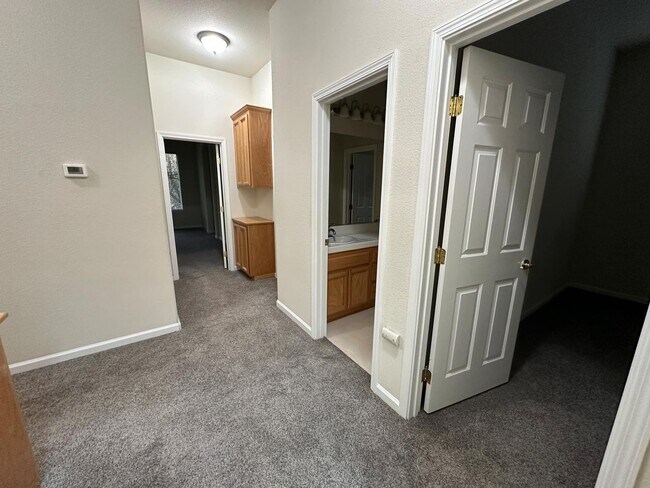 Building Photo - Charming 4 bedroom, 2 bathroom single fami...