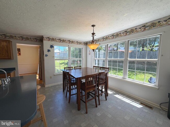 Building Photo - 407 Tamarack Cir