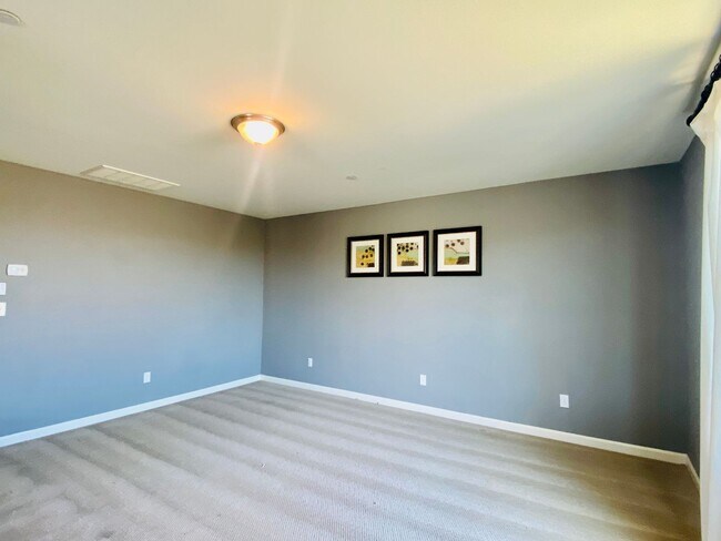 Building Photo - $2,395 Ashlan & Leonard, Beautiful 3 Bedroom - Buckingham Ave, Clovis