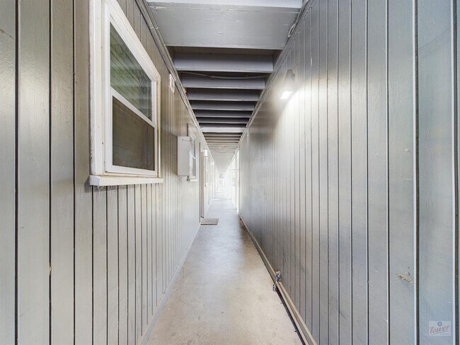 Building Photo - 2401 Manor Rd