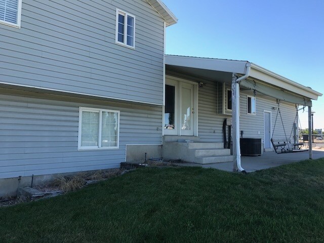Building Photo - Beautiful home in Clinton with sport pad and playground