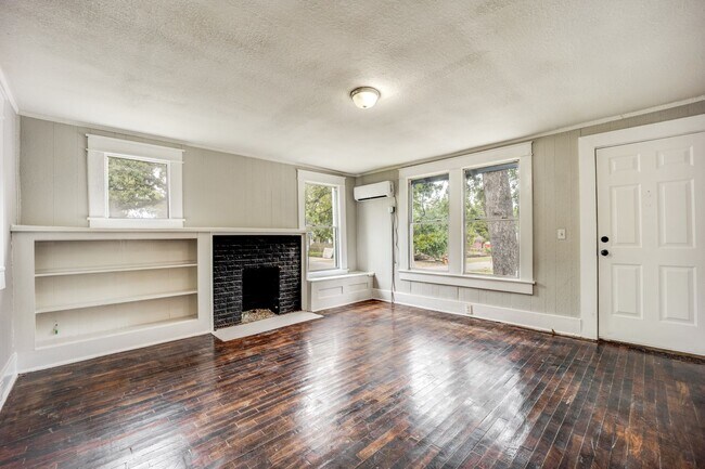 Building Photo - Freshly Updated 2 Bedroom House