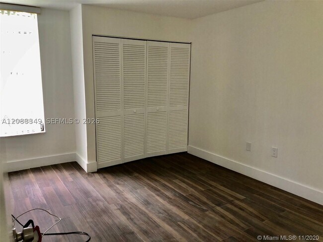 Building Photo - 8870 Fontainebleau Blvd