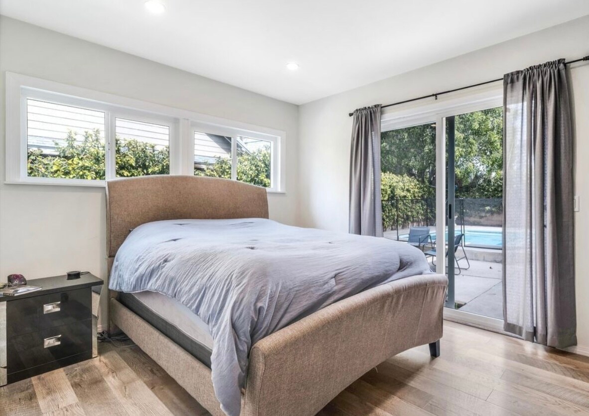 Building Photo - 10100 Sophia Ave