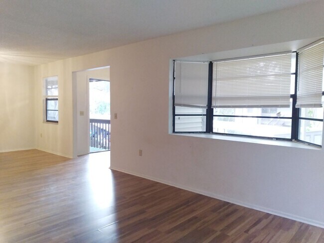 Building Photo - PRICE IMPROVEMENT!!  3/2 2nd floor Villa
