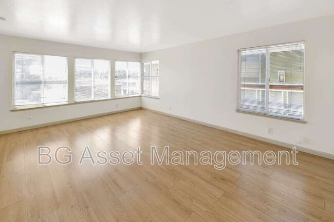 Building Photo - 8049 Greenridge Dr