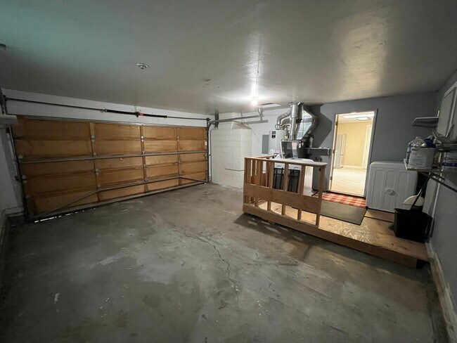 Building Photo - Single Level Home Close to Downtown Redmond - Yard Care Included