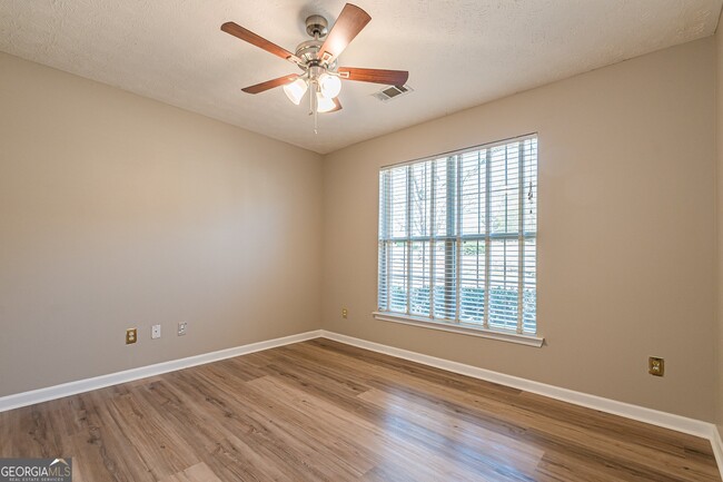 Building Photo - 5755 Lakeview Cir