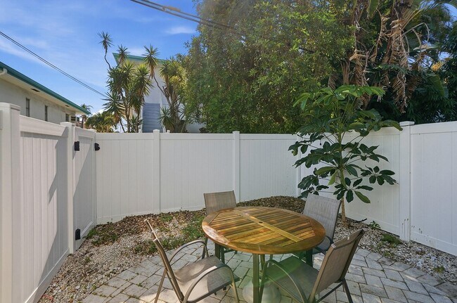 Building Photo - 842 SE 19th Ave