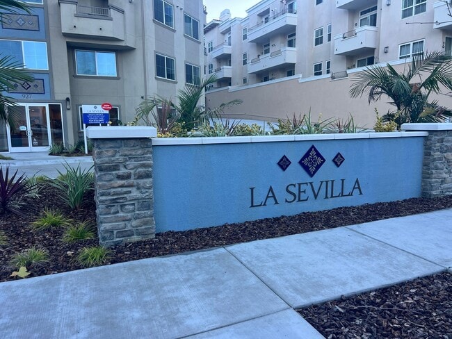 Building Photo - Brand New 2 bed 2 bath Townhome Rolling Hills Estates