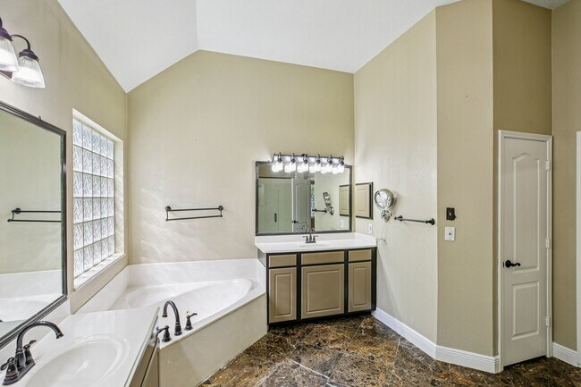 Building Photo - 8822 Ballinger Dr