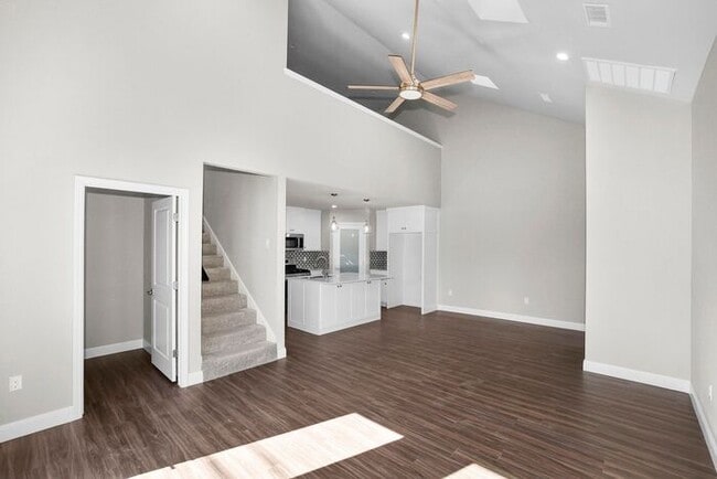 Building Photo - 7628 Woodford Ave