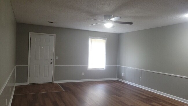 Building Photo - "1 month free.  Section 8 accepted. 1-Bedroom Retreat with Full Bath in Huntsville's Heart!"