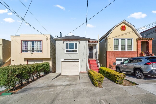 Building Photo - Remodeled 4Bd/2.5Ba Single-Family Home in ...