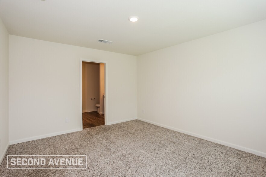 Building Photo - 1325 Woodwinds Dr