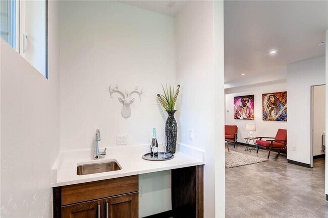 Building Photo - Luxurious 4-bedroom Townhome