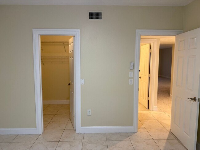 Building Photo - Lake Arrowhead 2 bedroom / 2 bath Condo