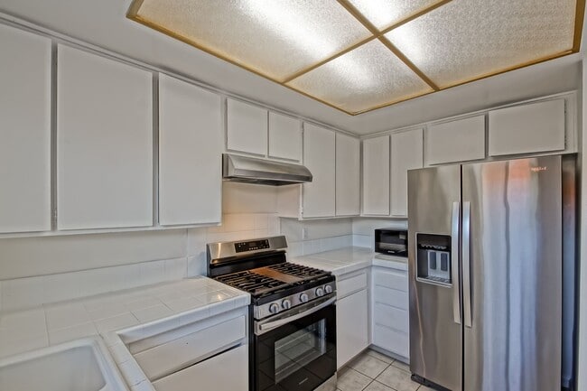 Building Photo - Bright & Airy, End-Unit 3BR2.5BA Townhouse w/ 2-Car Garage in Beautiful Gated Community w/ Pool &...