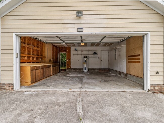 Building Photo - Country Club Area!