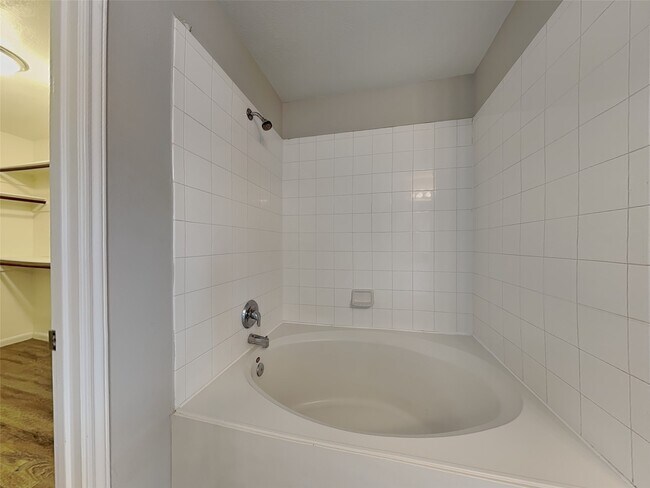 Building Photo - 21711 Falcongate Ct