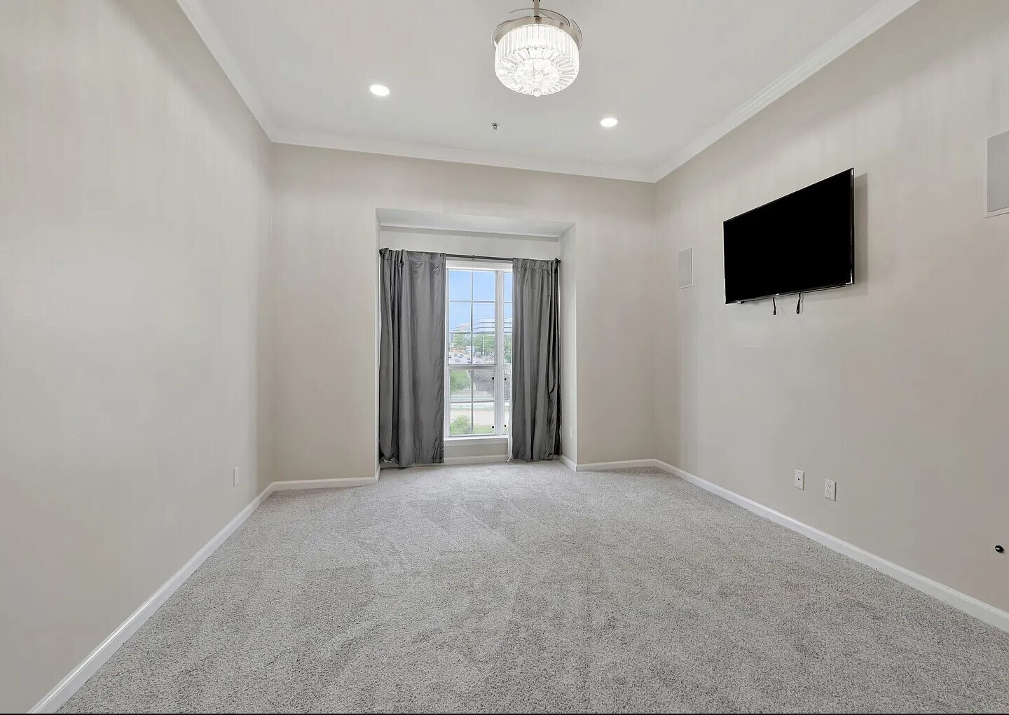 Master bedroom - 145 W End Pl