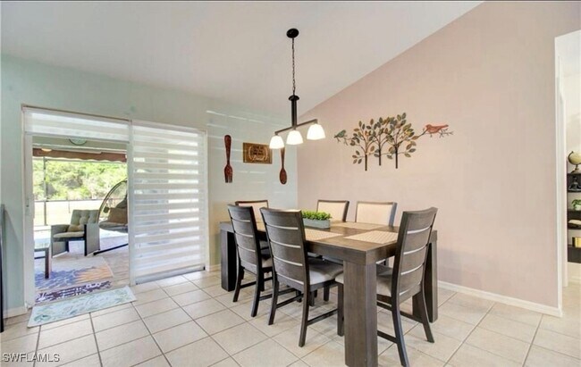 Building Photo - 836 Woodridge Cir