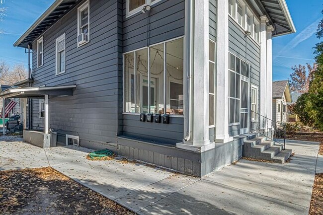 Building Photo - 1 Bed/1 bath Basement unit in Downtown Victorian Home!