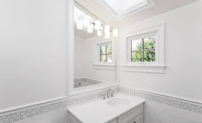 Building Photo - 56 1/2 Roton Ave