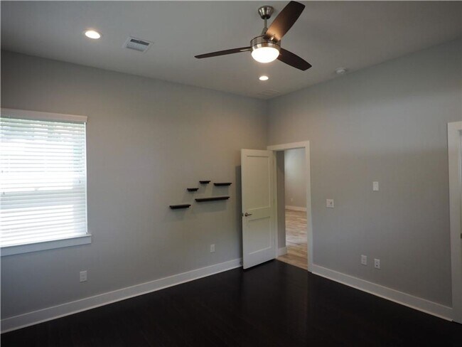 Building Photo - Modern 2 bed/2.5 bath Central Austin Home
