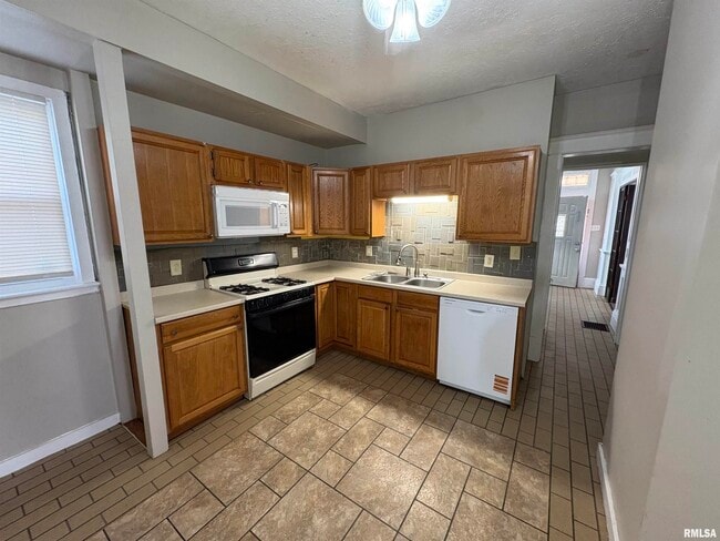 Building Photo - 2403 N Peoria Ave