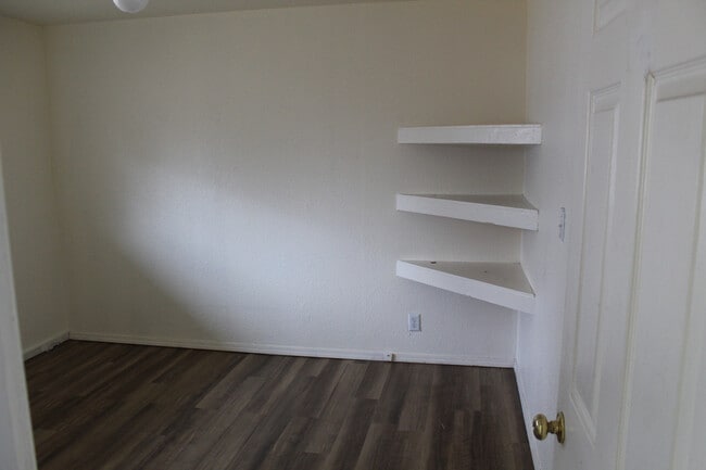 Building Photo - 2437 Darrow Ave